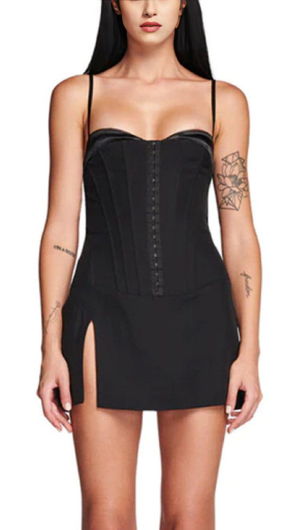 MINIKLEID MIT FISCHGRÄTEN-STRUMPFHOSEN IN SCHWARZ