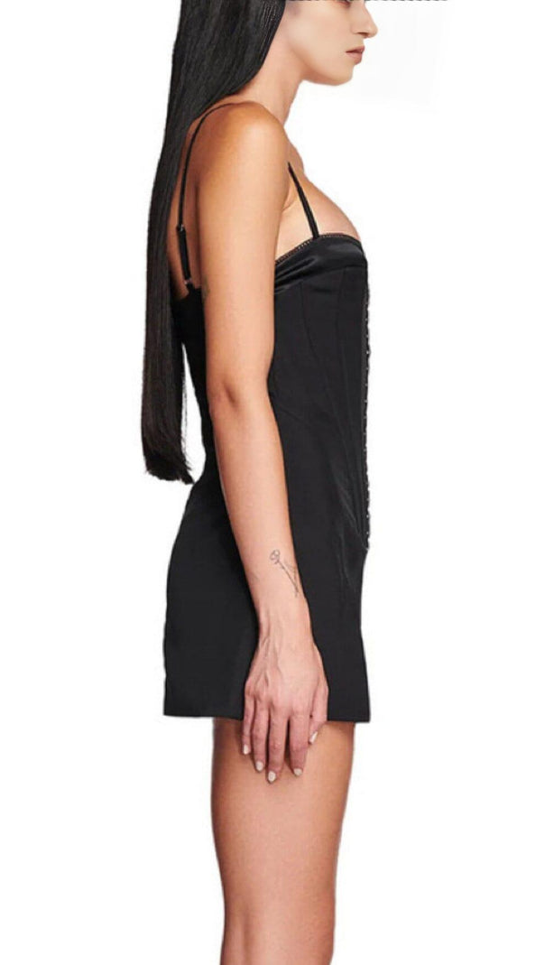 MINIKLEID MIT FISCHGRÄTEN-STRUMPFHOSEN IN SCHWARZ