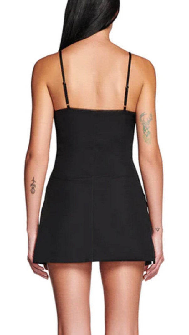 MINIKLEID MIT FISCHGRÄTEN-STRUMPFHOSEN IN SCHWARZ