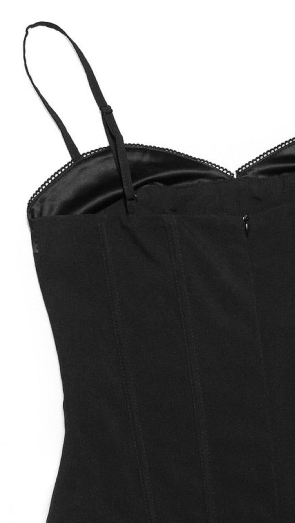 MINIKLEID MIT FISCHGRÄTEN-STRUMPFHOSEN IN SCHWARZ