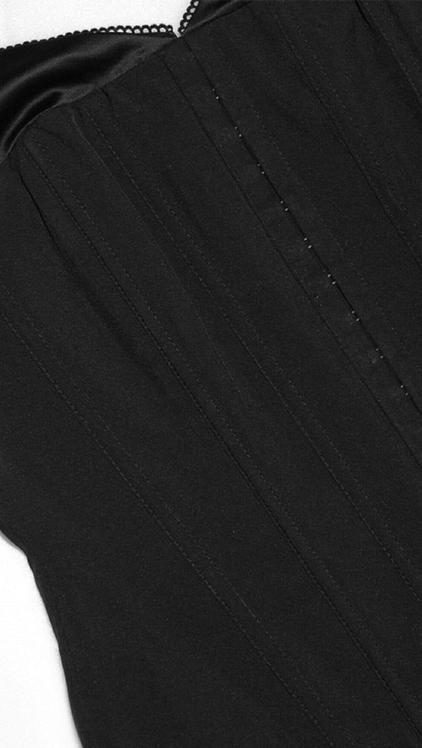 MINIKLEID MIT FISCHGRÄTEN-STRUMPFHOSEN IN SCHWARZ