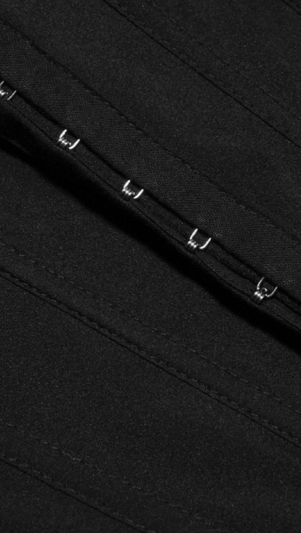 MINIKLEID MIT FISCHGRÄTEN-STRUMPFHOSEN IN SCHWARZ