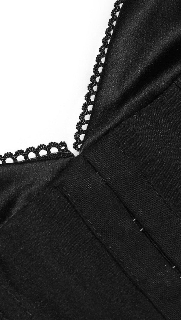 MINIKLEID MIT FISCHGRÄTEN-STRUMPFHOSEN IN SCHWARZ