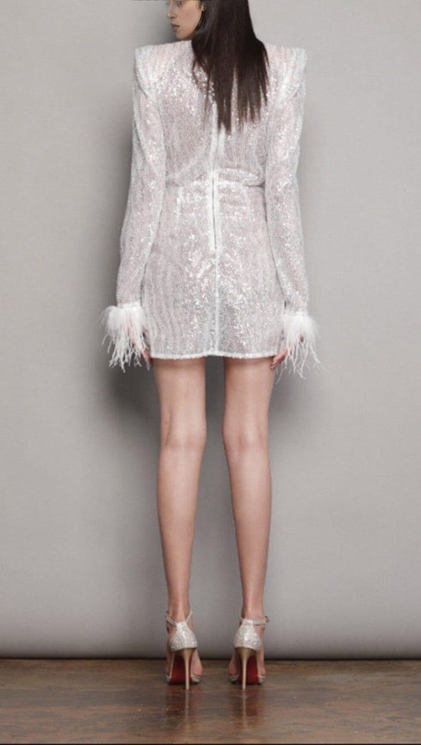 MINIKLEID MIT PAILLETTEN UND FEDERN IN WEISS