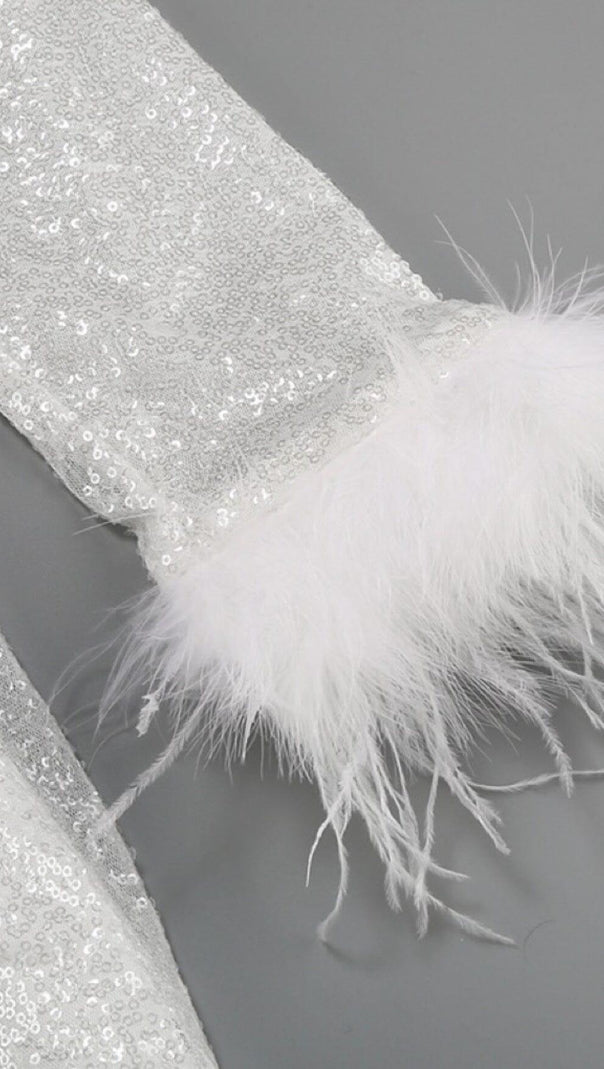 MINIKLEID MIT PAILLETTEN UND FEDERN IN WEISS