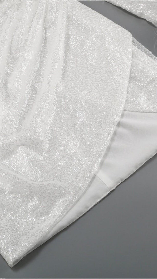 MINIKLEID MIT PAILLETTEN UND FEDERN IN WEISS