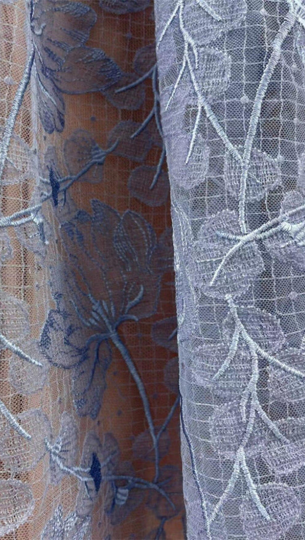 BANDEAU-MIDIKLEID AUS SPITZE IN BLAU