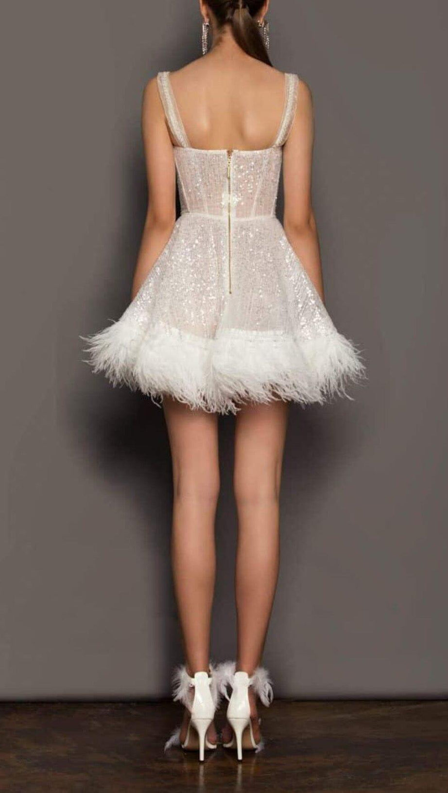 ABITO CON BRETELLE E PIUME CON PAILLETTES COLOR ALBICOCCA