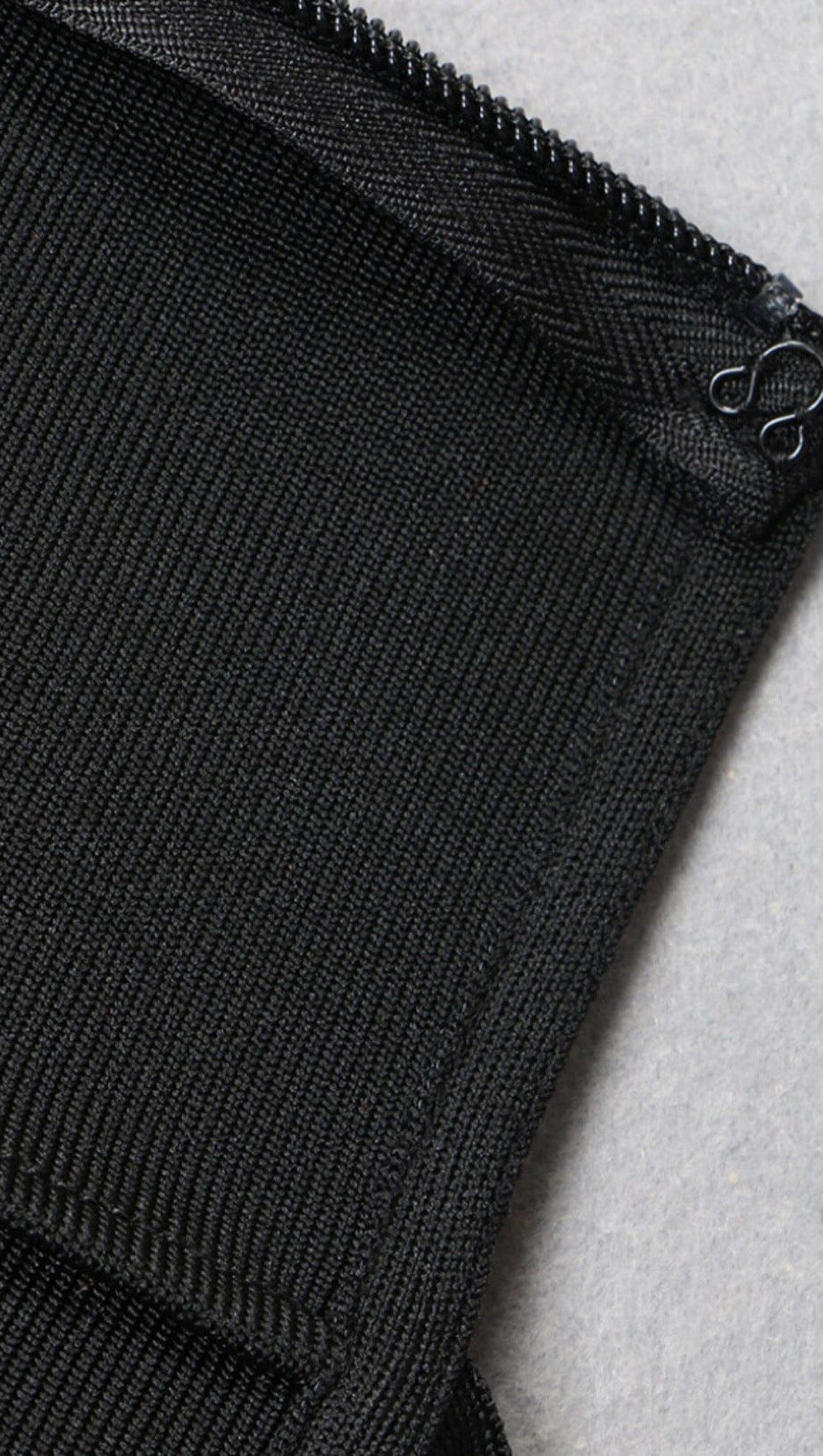 ABITO CON BRETELLE E FRANGE ONDULATE IN NERO