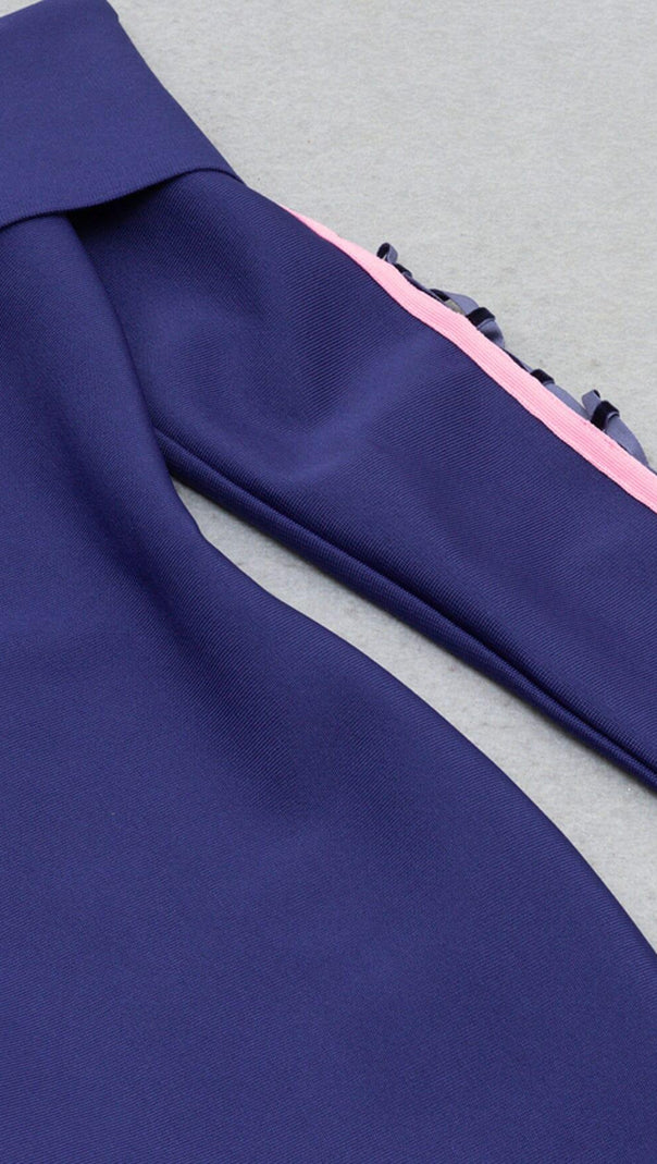 BANDAGE MINIKLEID MIT EINEM HALS UND LANGEN ÄRMELN IN LILA-BLAU