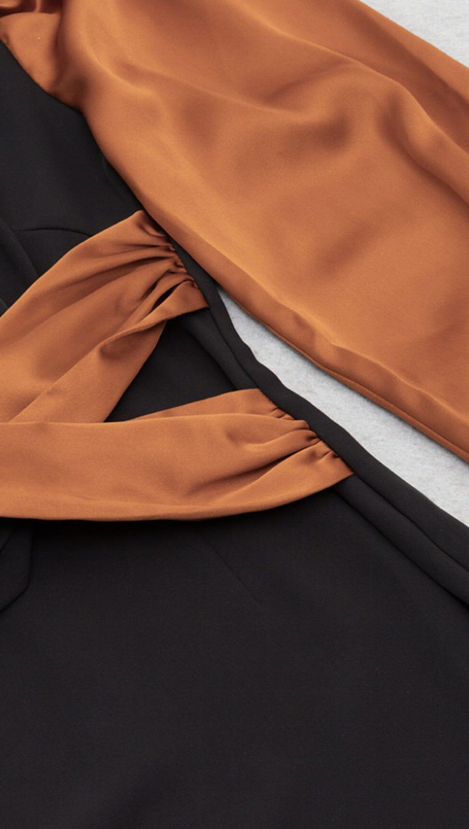 LONG LANTERN SLEEVE CROSS BELT DRESS IN BLACK AND BROWN SPLICING