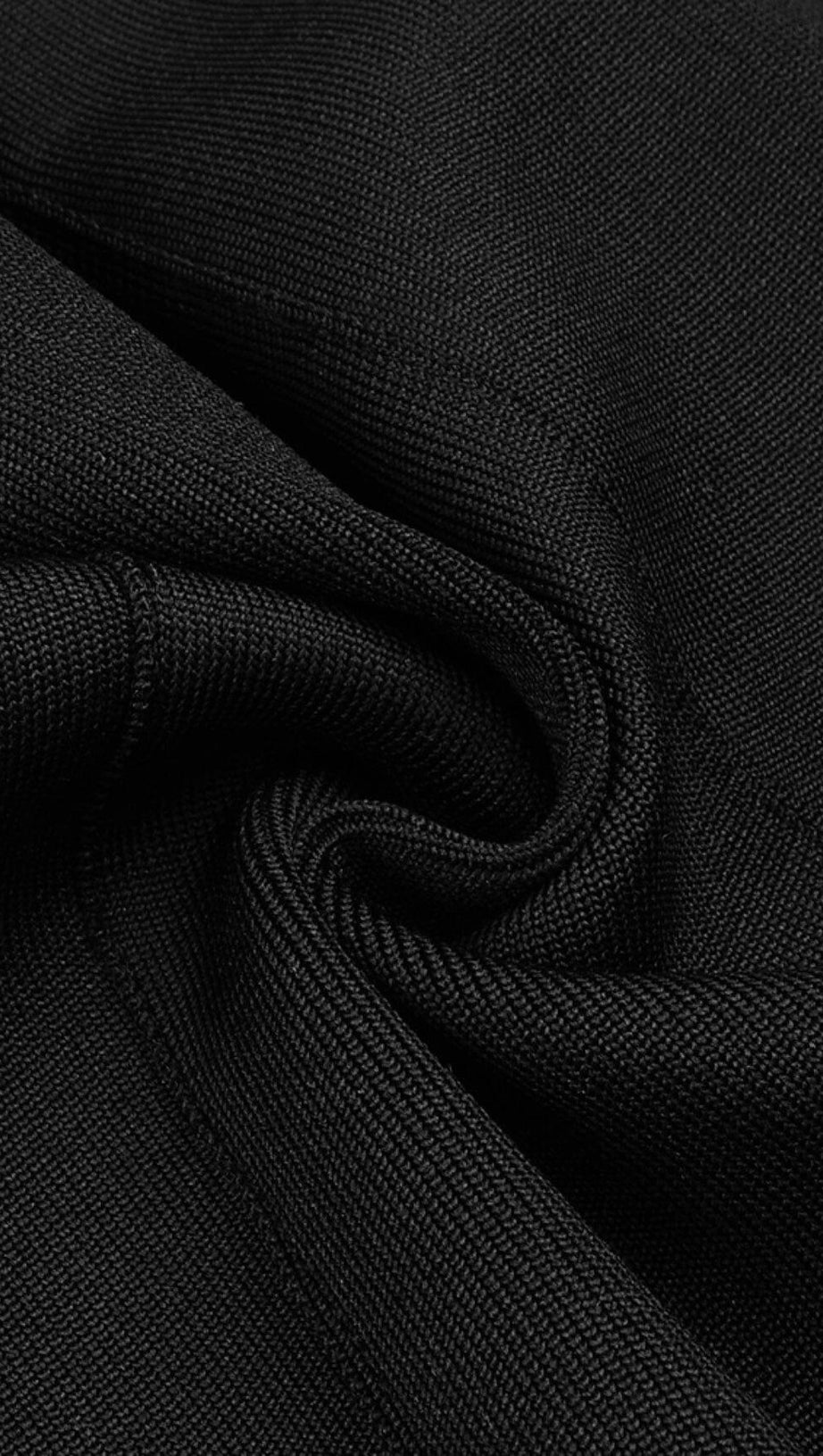 AUSGEHÖHLTES ETUIKLEID IM BANDAGE-STIL IN SCHWARZ