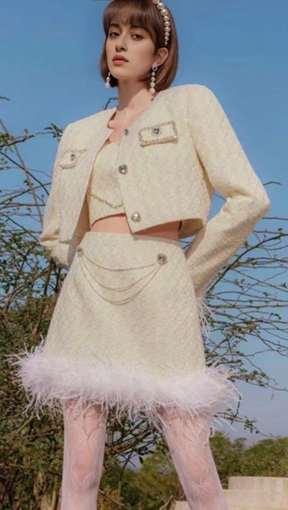 LO STILE DI CHANEL CON IL TUO CORTO CON GONNA DI PIUME IN BIANCO