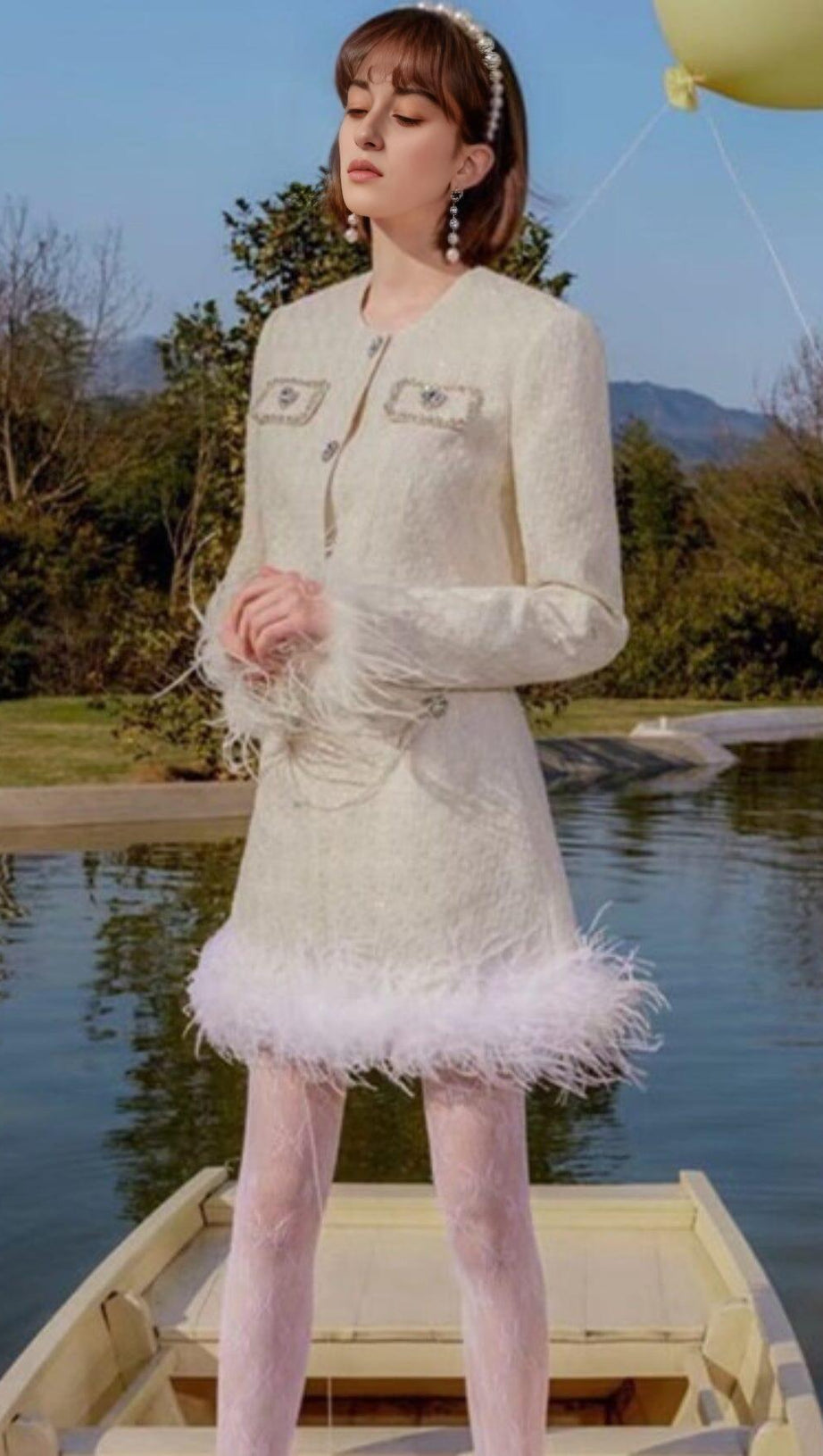 LO STILE DI CHANEL CON IL TUO CORTO CON GONNA DI PIUME IN BIANCO
