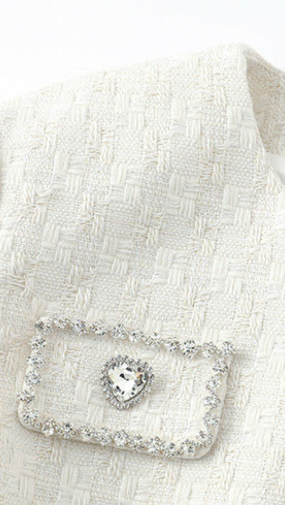 LO STILE DI CHANEL CON IL TUO CORTO CON GONNA DI PIUME IN BIANCO