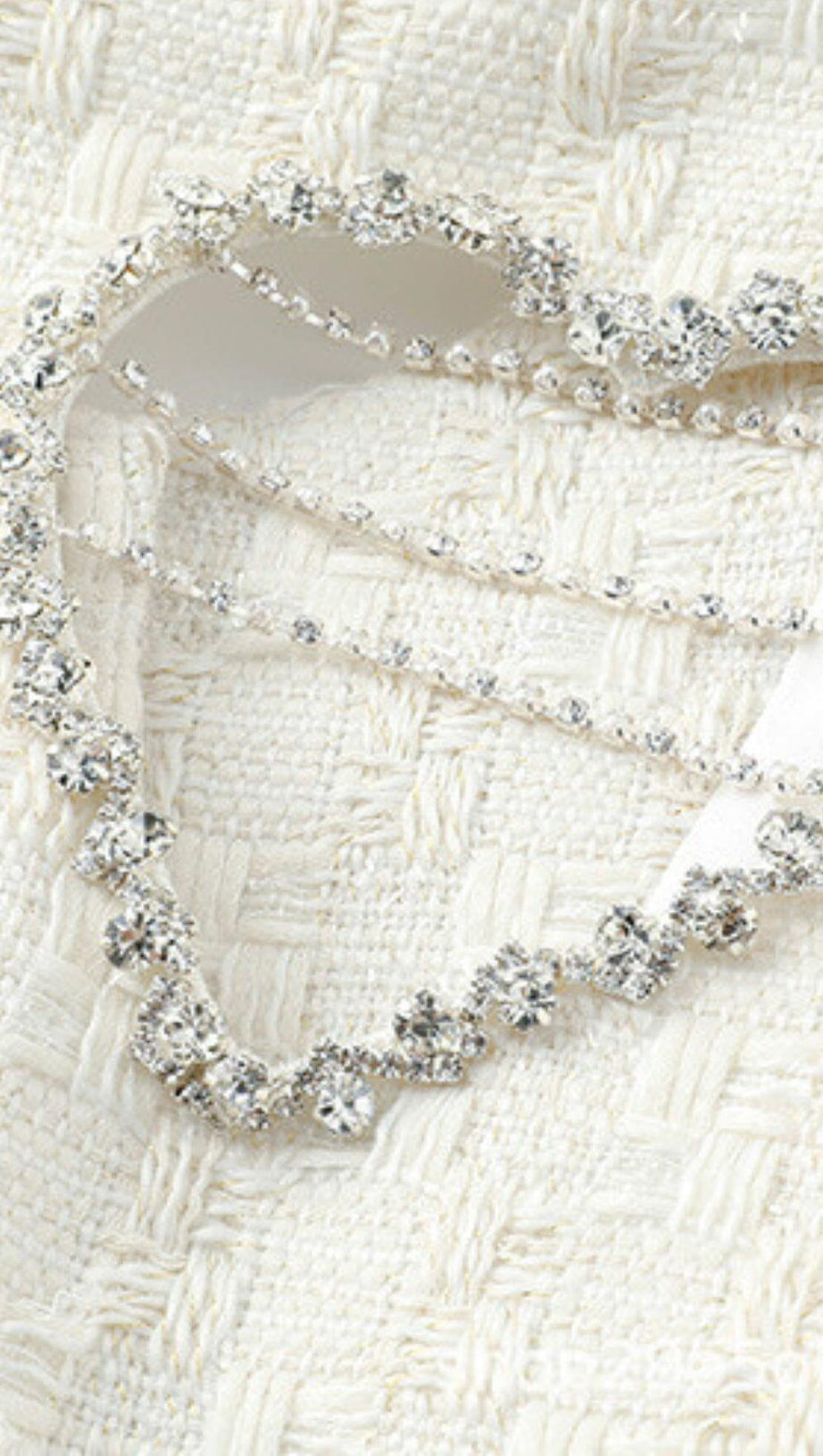 LO STILE DI CHANEL CON IL TUO CORTO CON GONNA DI PIUME IN BIANCO