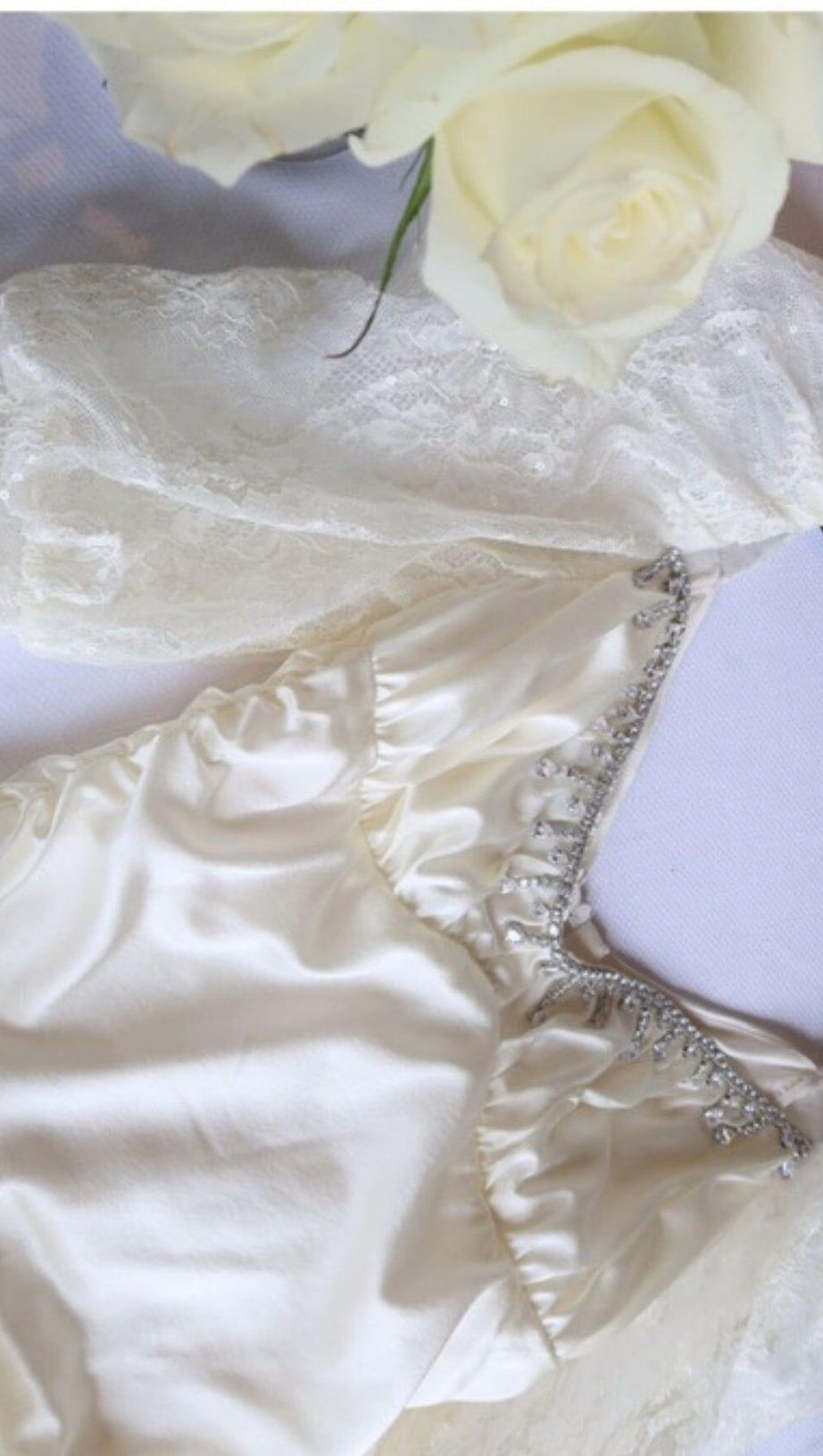 PLEATED DRESS WITH LACE PUFFED SLEEVES IN WHITE