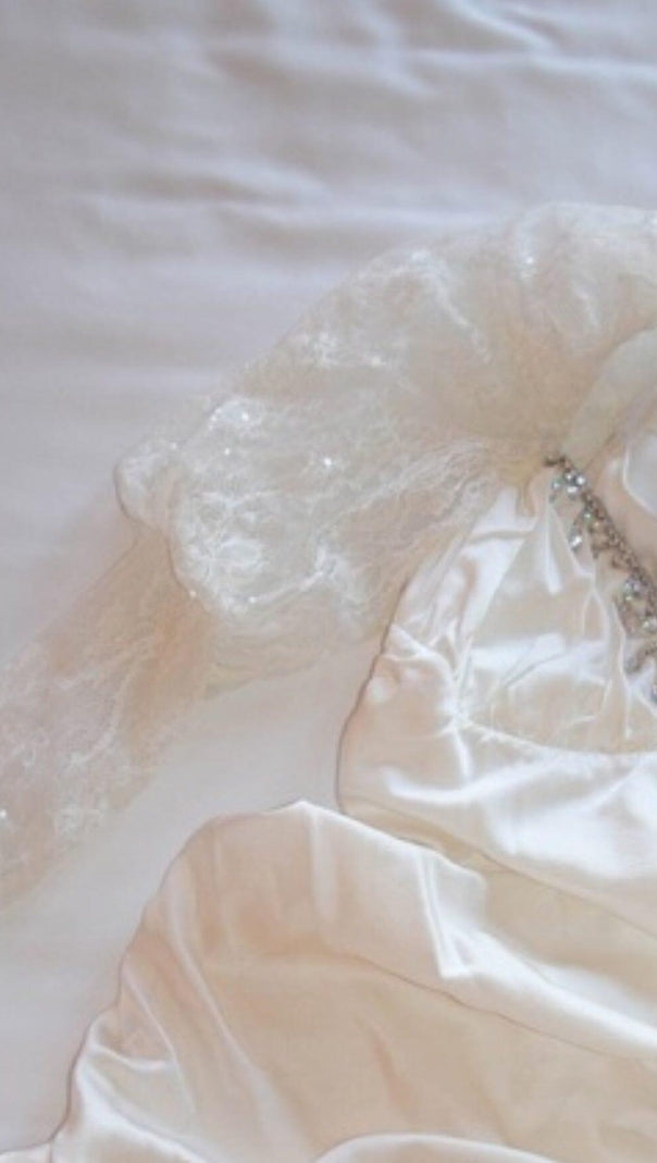 AIIZIE PLEATED DRESS WITH LACE PUFFED SLEEVES IN WHITE - product image