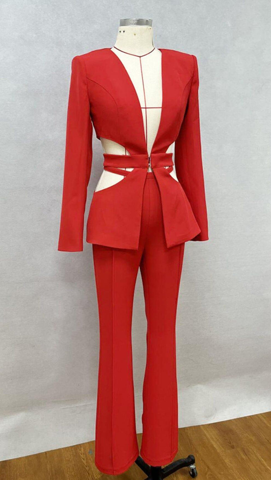 V-NECK SUIT WITH HOLLOWED-OUT WAIST IN RED