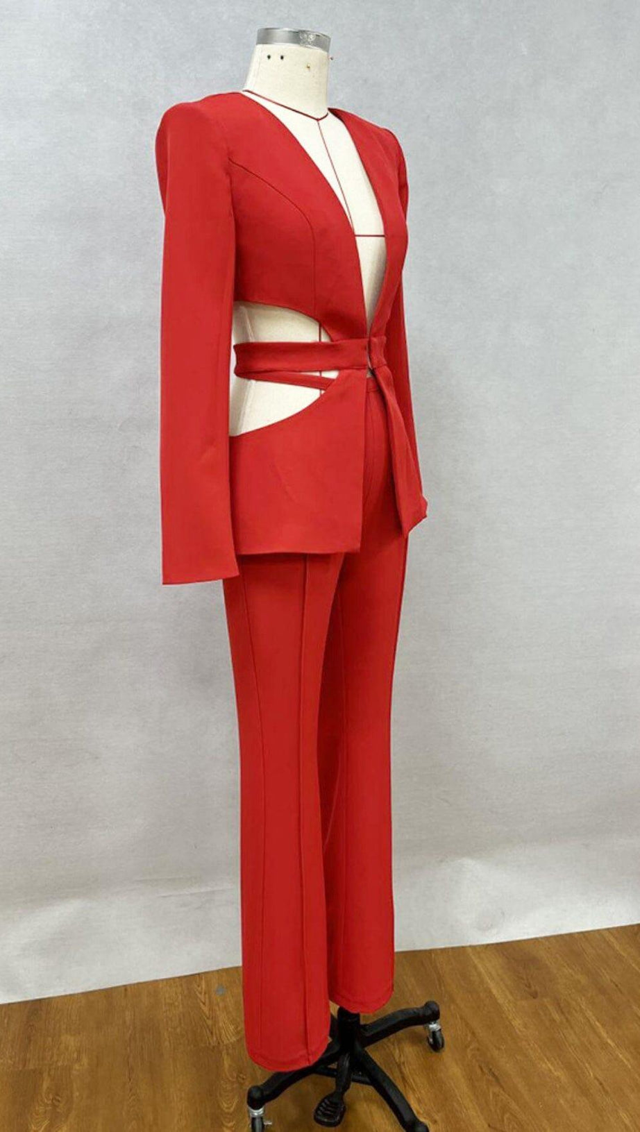 V-NECK SUIT WITH HOLLOWED-OUT WAIST IN RED