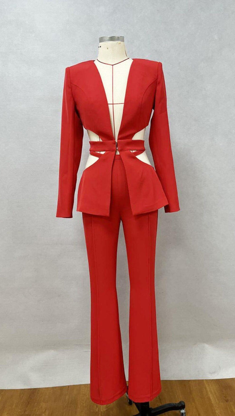 V-NECK SUIT WITH HOLLOWED-OUT WAIST IN RED