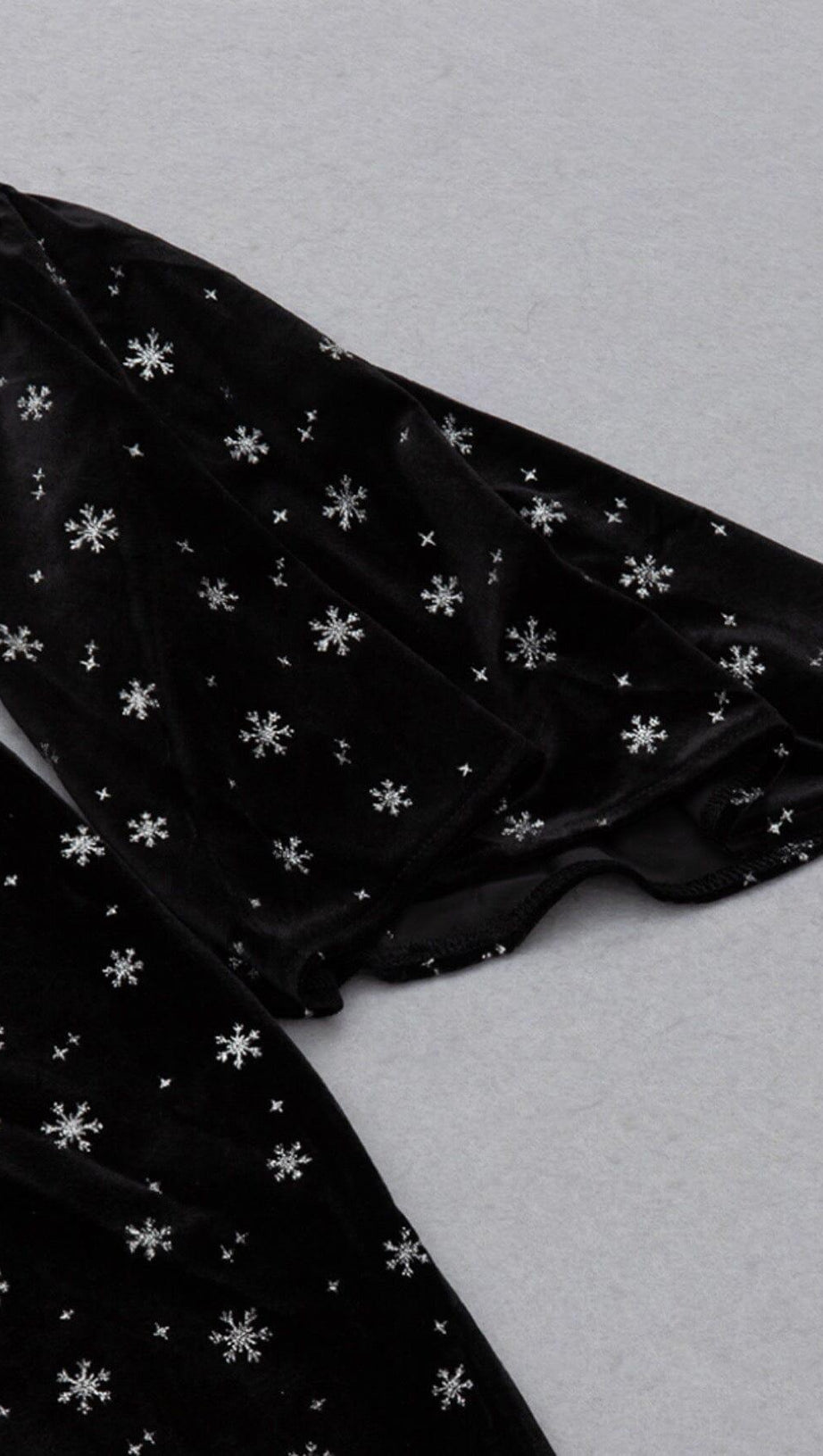 SNOWFLAKE LONG SLEEVE MIDI DRESS IN BLACK