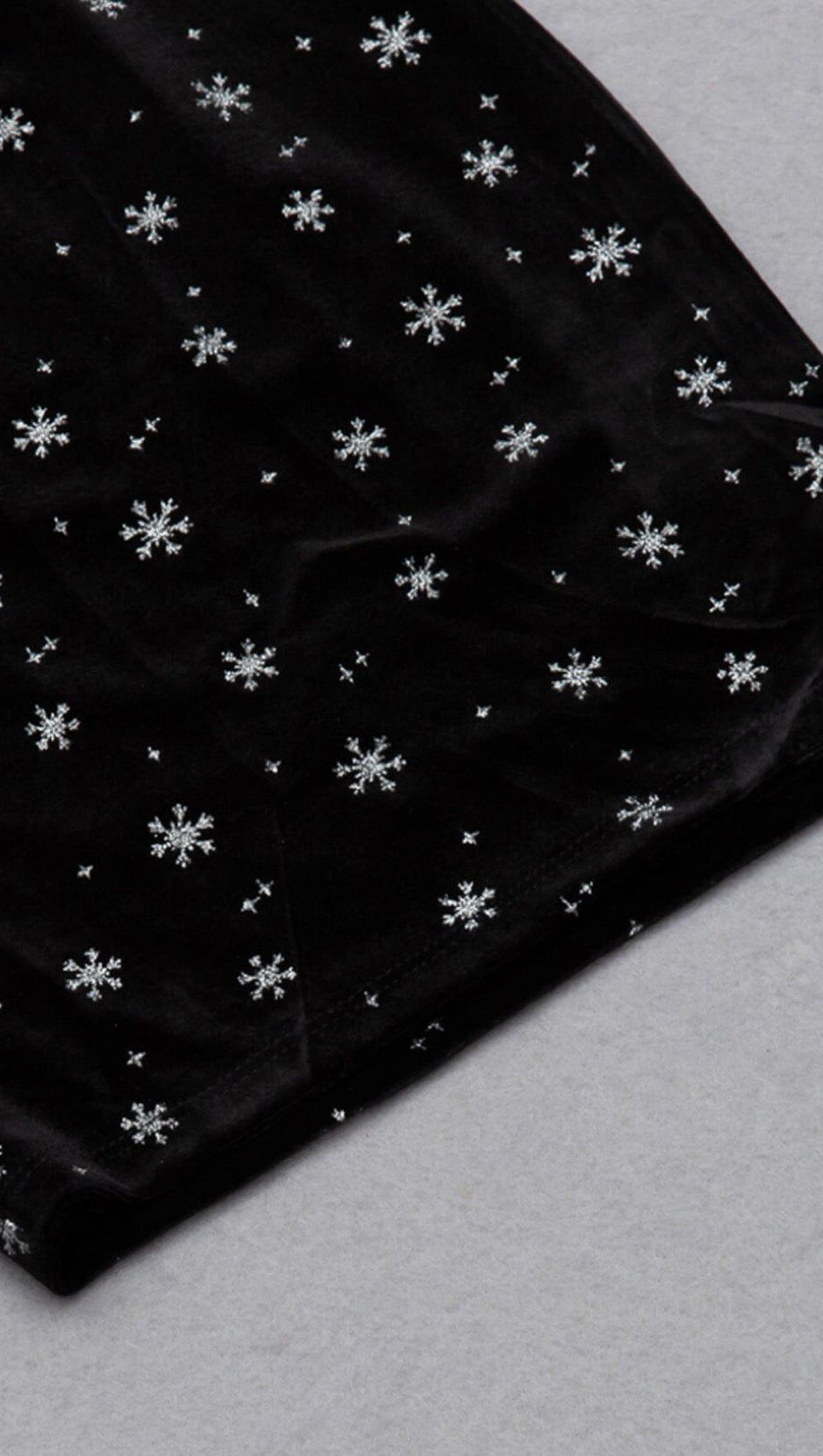 SNOWFLAKE LONG SLEEVE MIDI DRESS IN BLACK