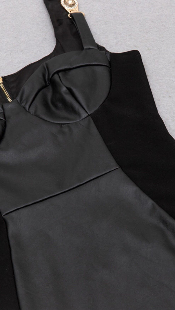 Enges Minikleid aus schwarzem Leder mit Nähten