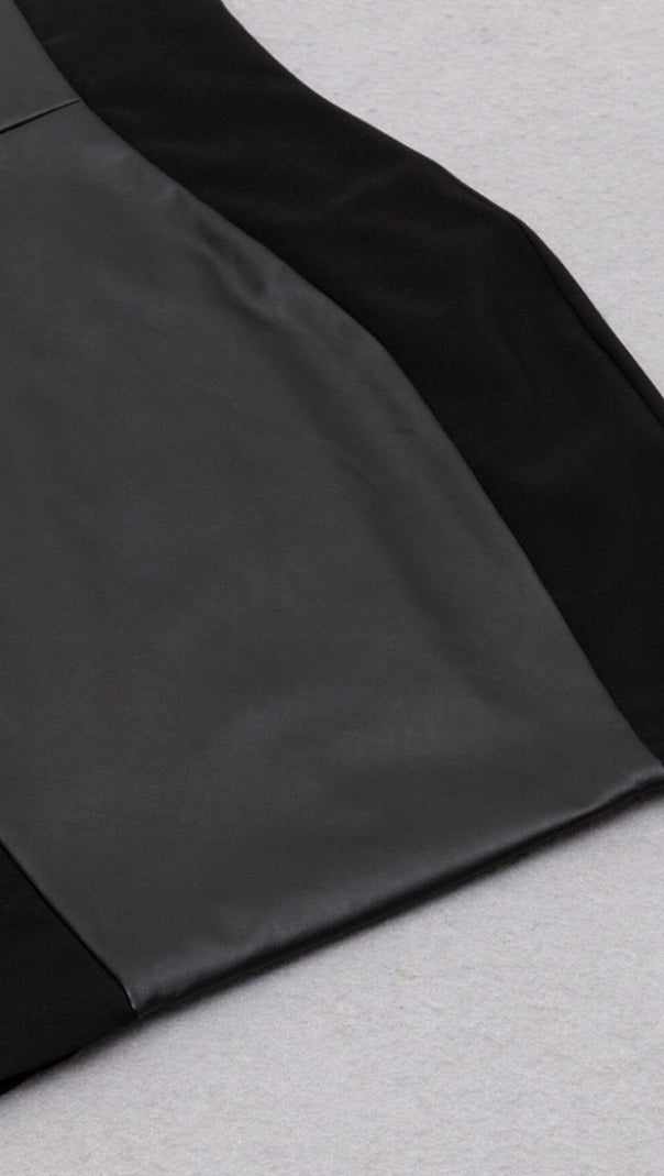Enges Minikleid aus schwarzem Leder mit Nähten