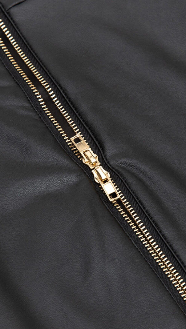 Enges Minikleid aus schwarzem Leder mit Nähten