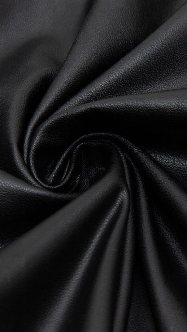 Enges Minikleid aus schwarzem Leder mit Nähten