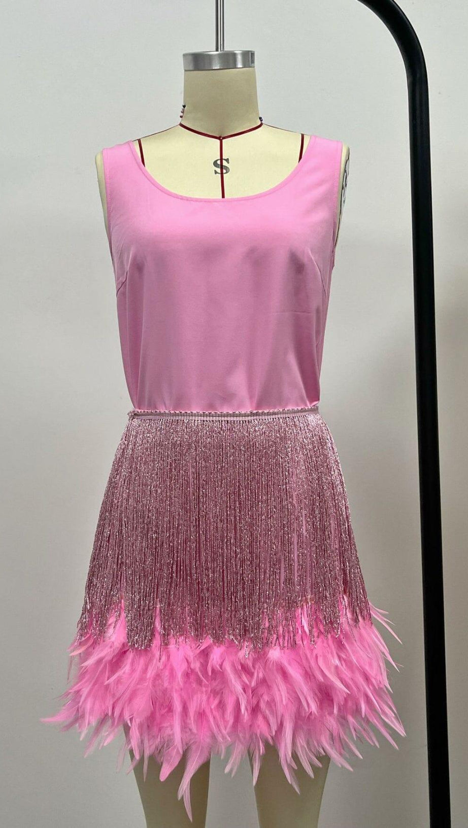 MINI ABITO CON PIUME E FRANGE LUCIDE ROSA