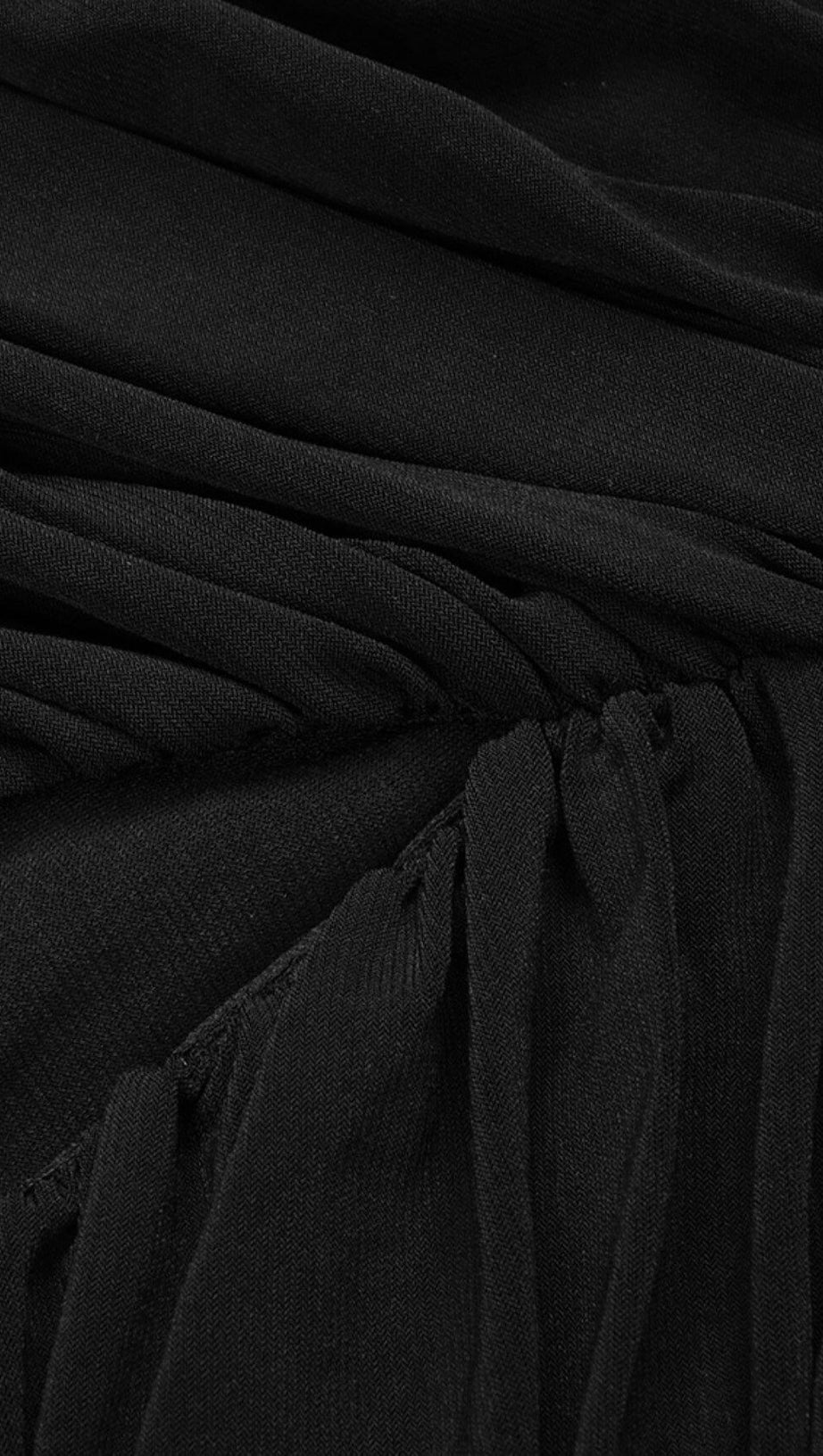 STRAPLESS PLEATED DRESS IN BLACK