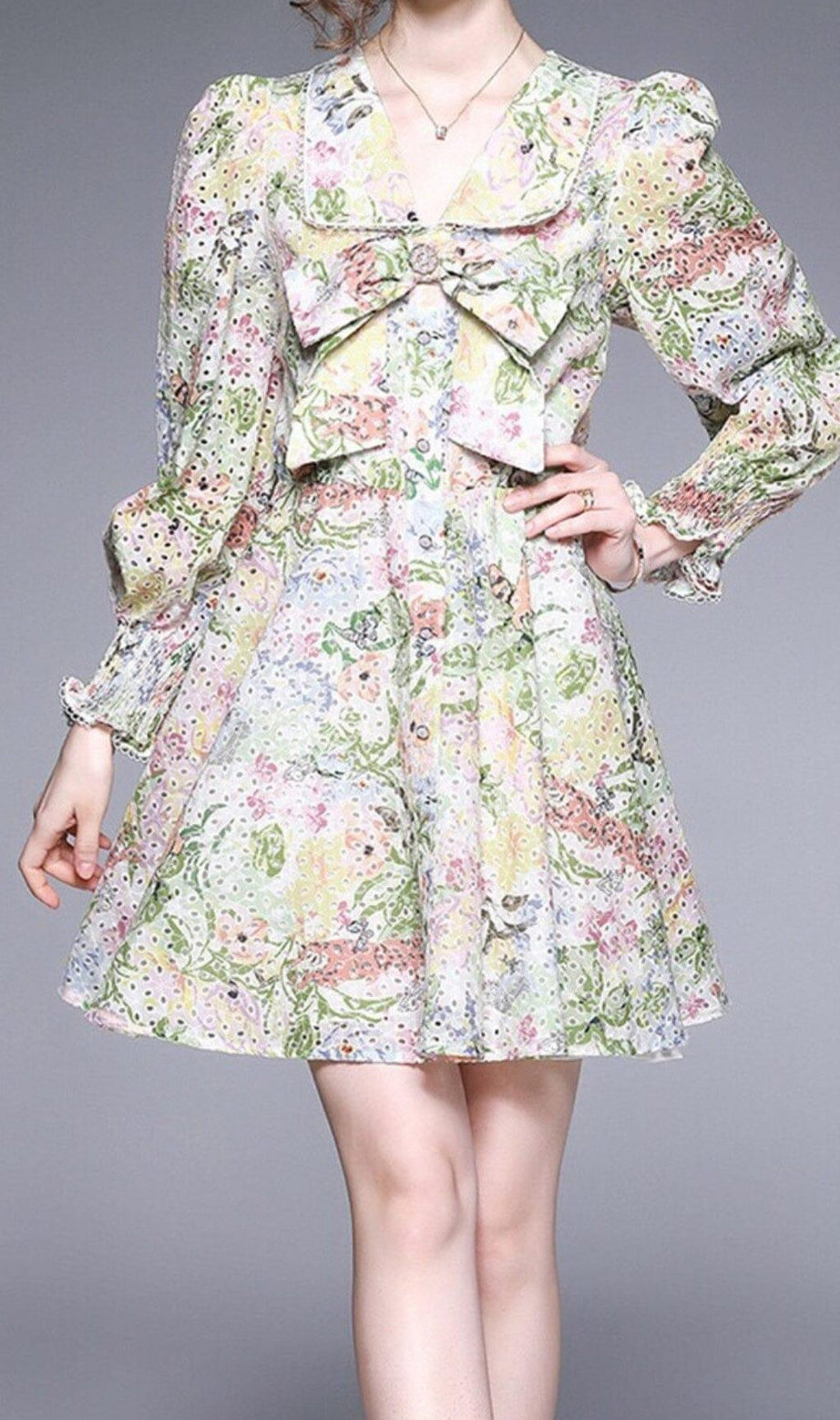 MINIKLEID MIT LANGEN PUFFÄRMELN, V-AUSSCHNITT, RAUTEN UND SCHLEIFE