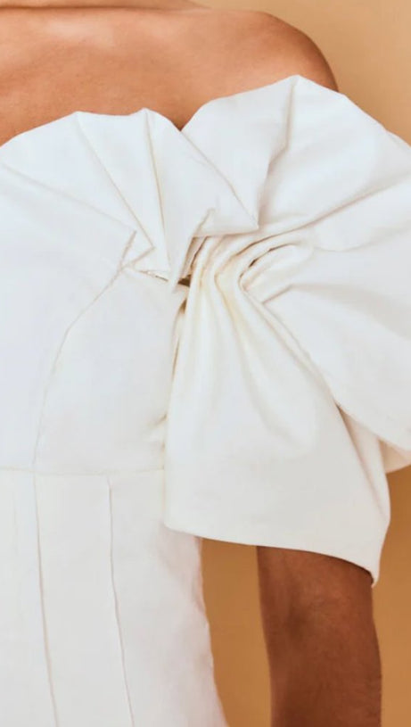 MINI ABITO IN SETA CON SPALLE SCOPERTE E VOLANT, BIANCO