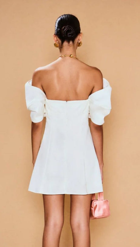 MINI ABITO IN SETA CON SPALLE SCOPERTE E VOLANT, BIANCO