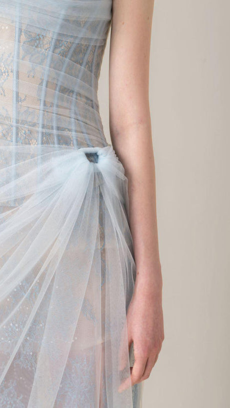 MIDIKLEID MIT ONE-SHOULDER-NETZ UND RÜSCHEN IN BLAU