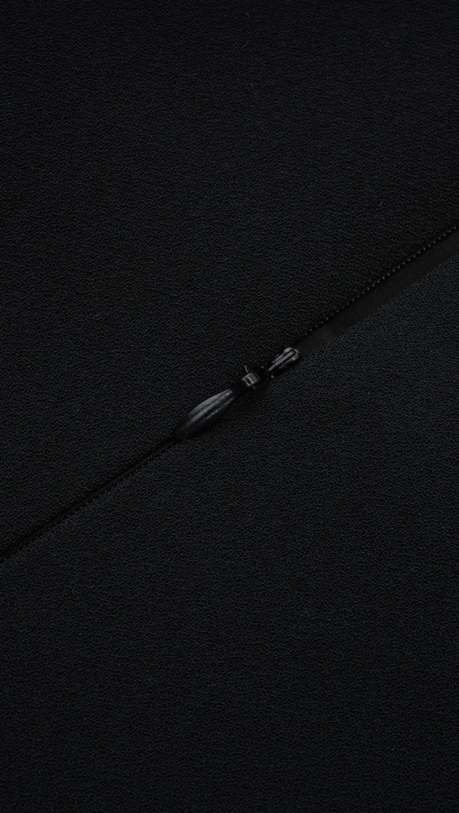 MINI ABITO NERO CON TAGLIO E CRISTALLI