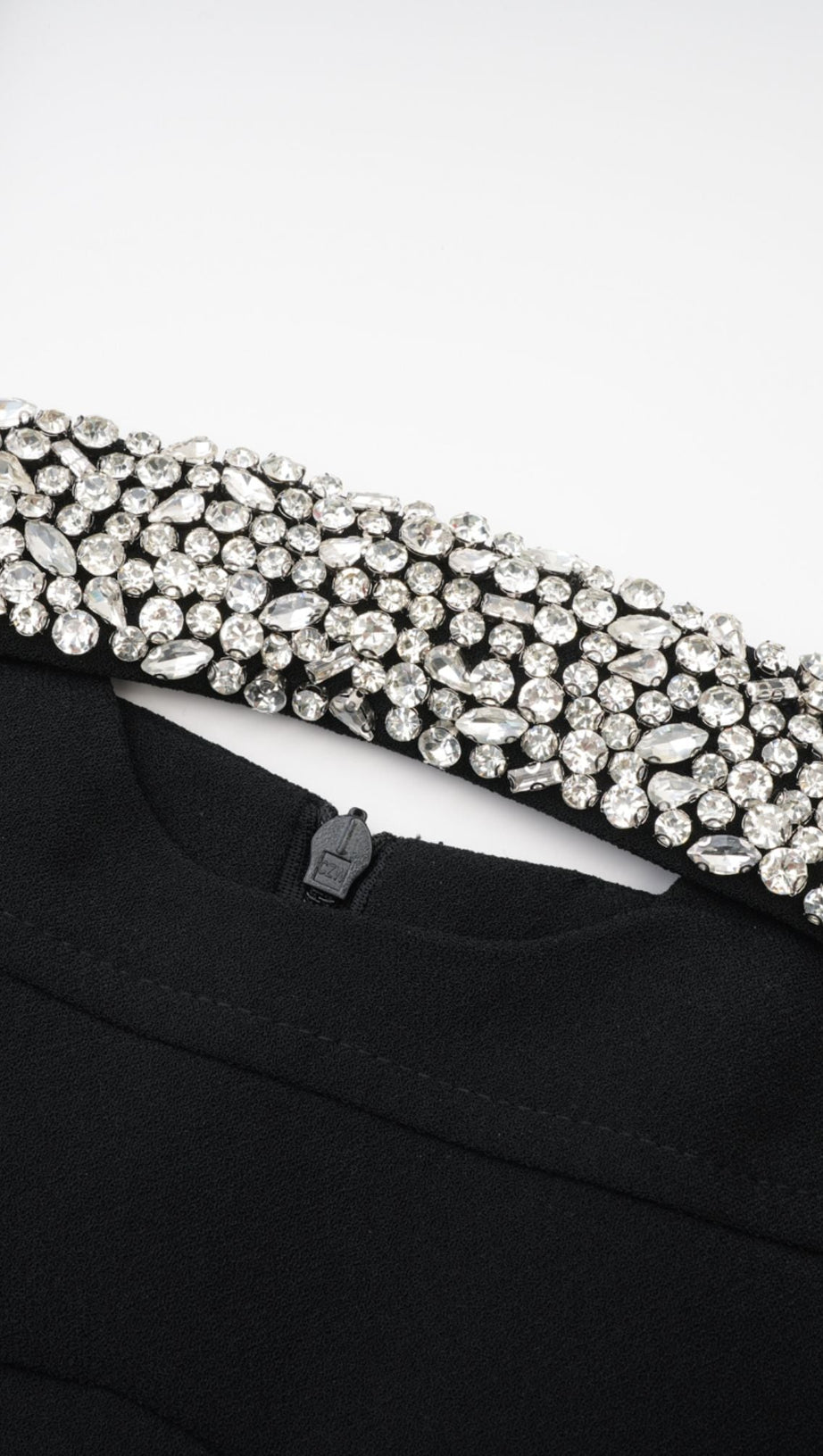 MINI ABITO NERO CON TAGLIO E CRISTALLI