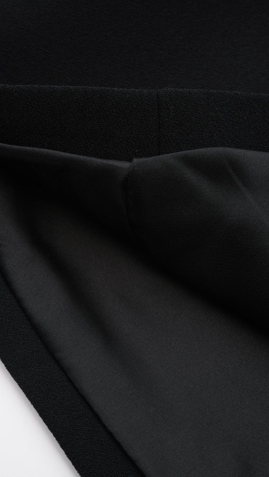 MINI ABITO NERO CON TAGLIO E CRISTALLI