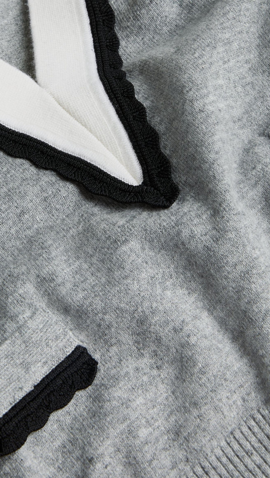 PULLOVER MIT ZWEIFARBIGEM BESATZ 