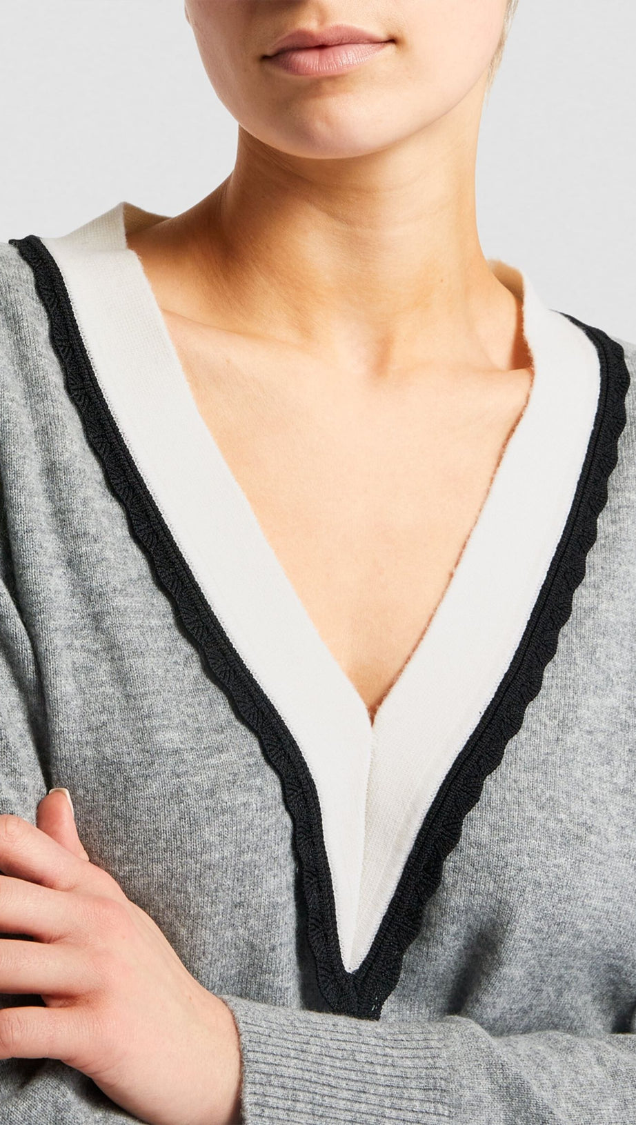 PULLOVER MIT ZWEIFARBIGEM BESATZ 