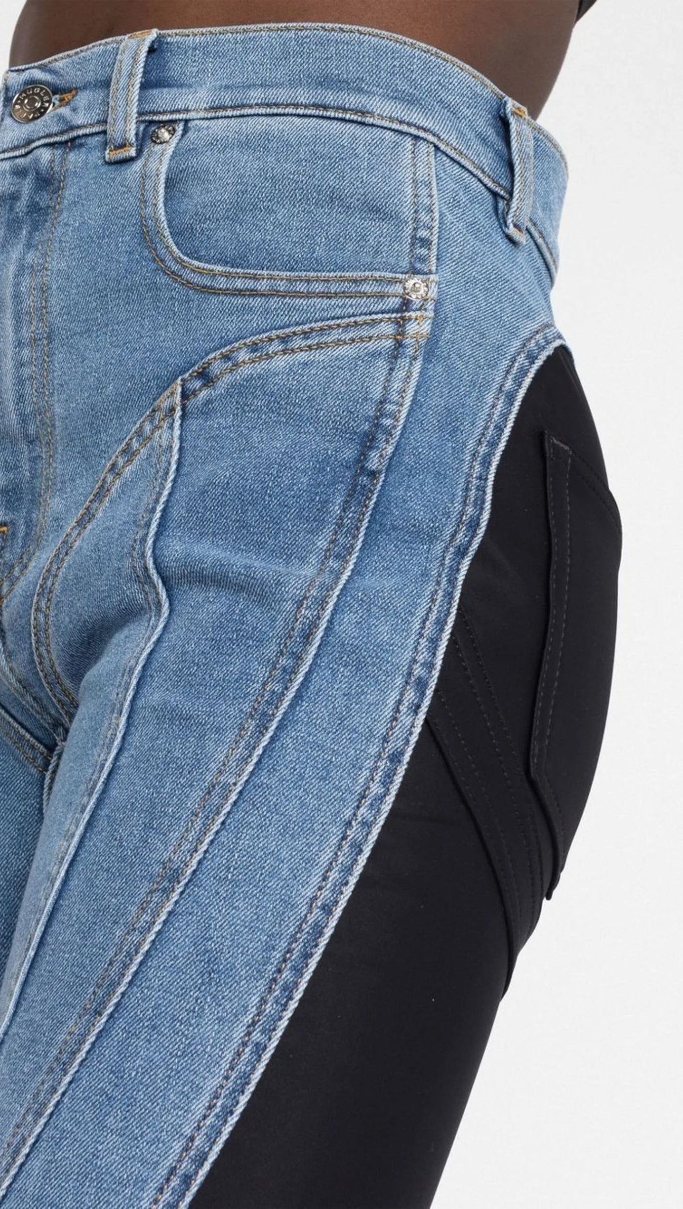 JEANS MIT HOHER TAILLE UND TWIST-PANEELEN