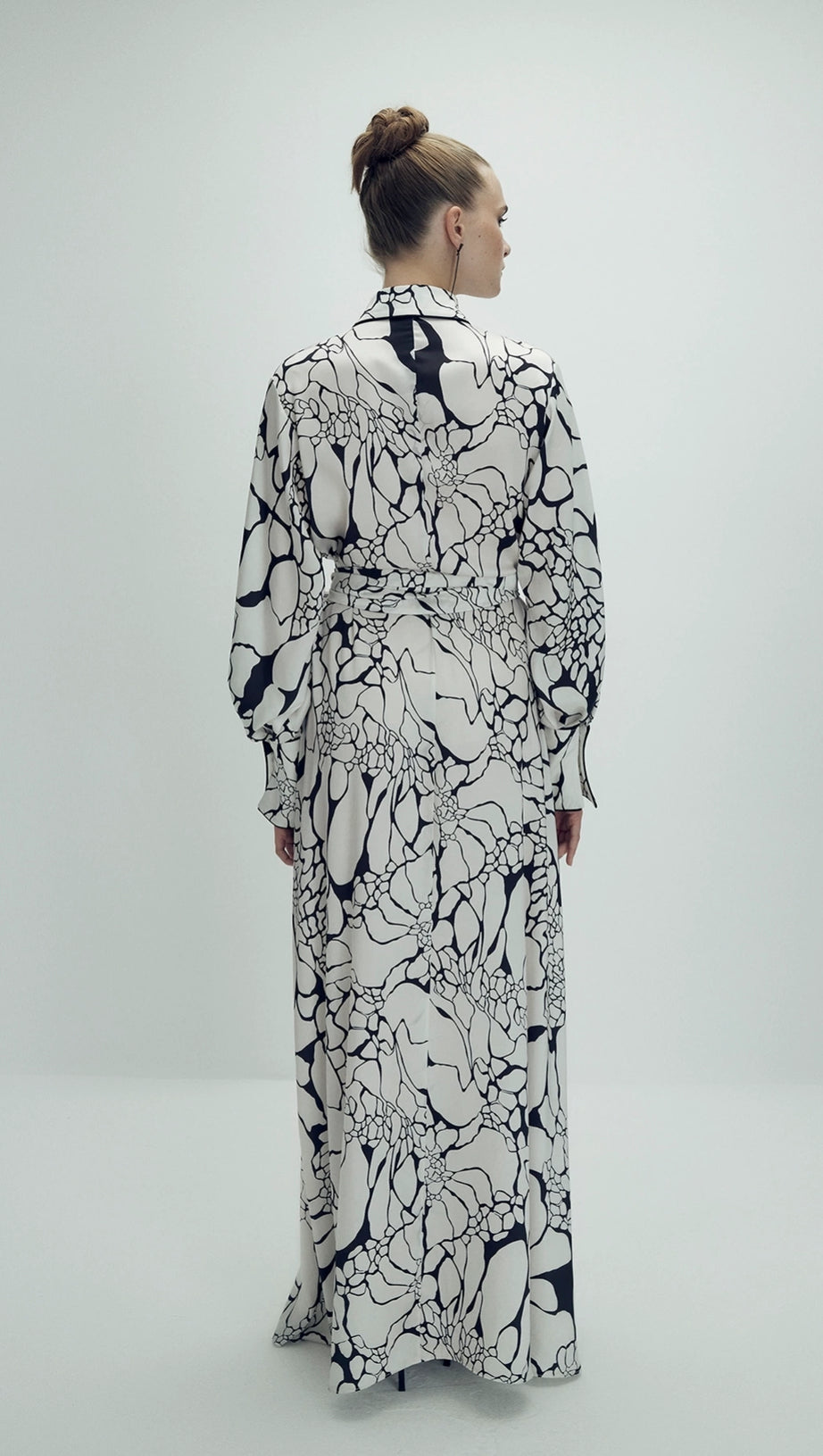 Maxi-Hemdkleid mit Gürtel und Monochrom-Print 