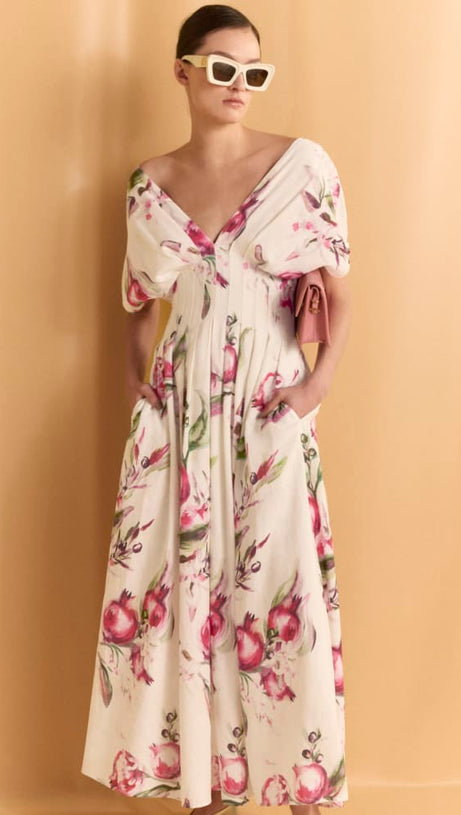 Sonya – Plissiertes Maxikleid mit Blumenmuster in Weiß