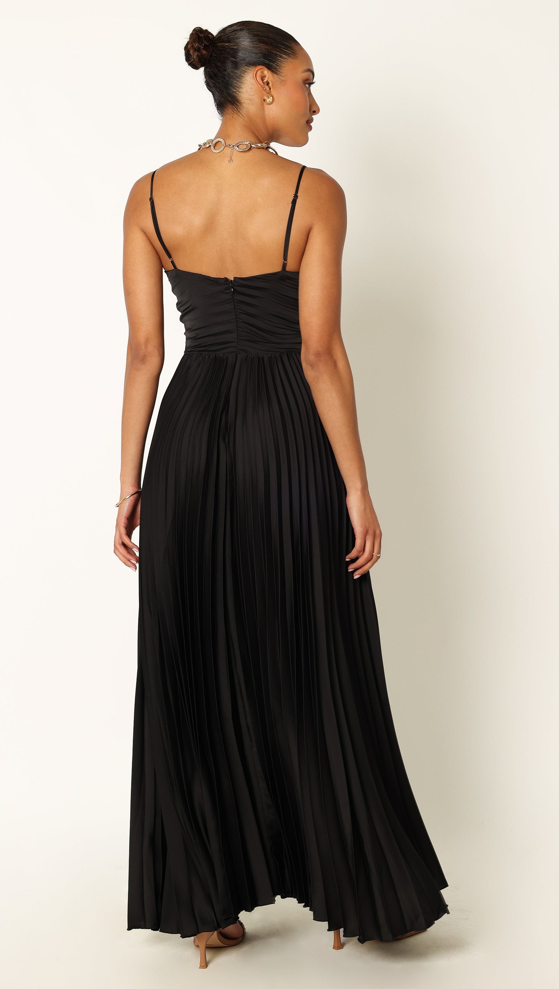 Plissiertes Maxikleid „Naira“ in Schwarz