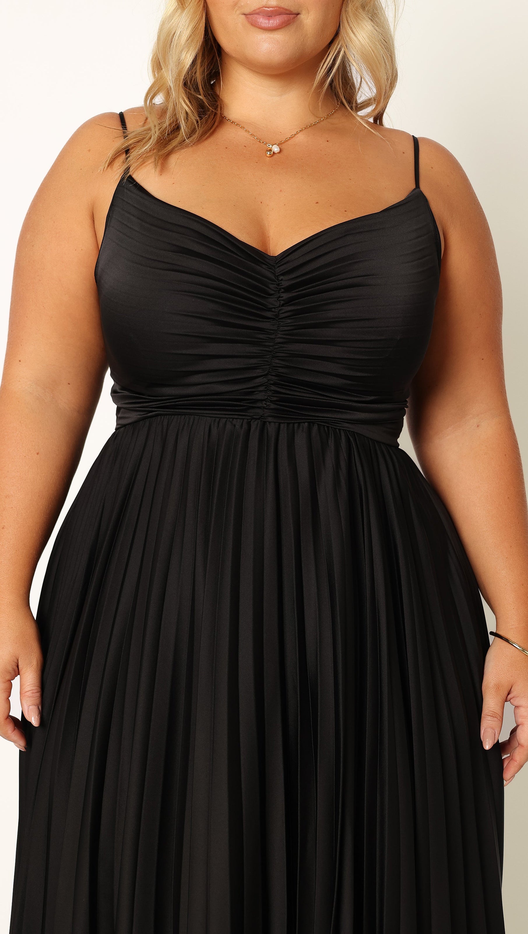 Plissiertes Maxikleid „Naira“ in Schwarz