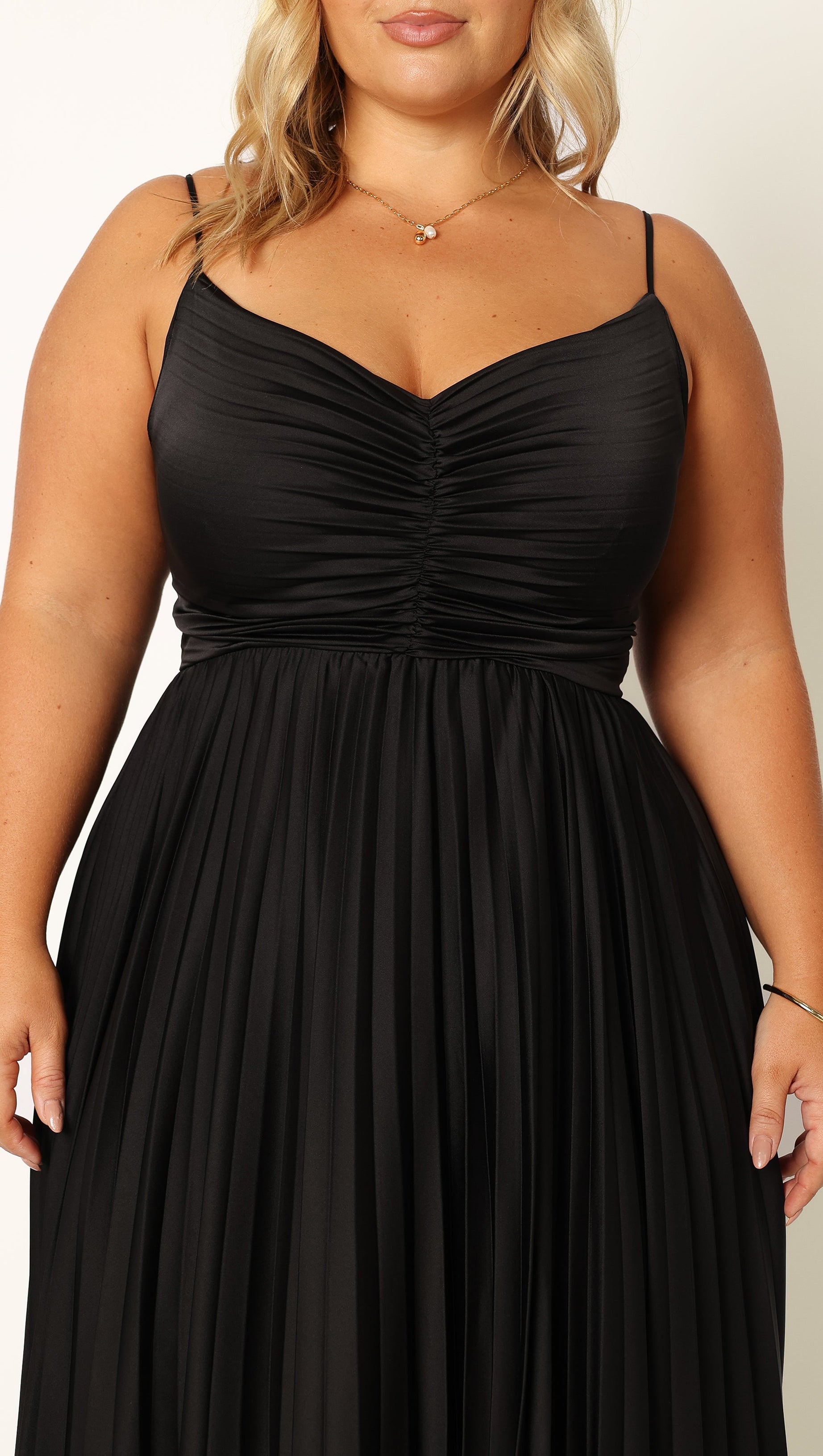 ABITO LUNGO PLISSETTATO NAIRA NERO