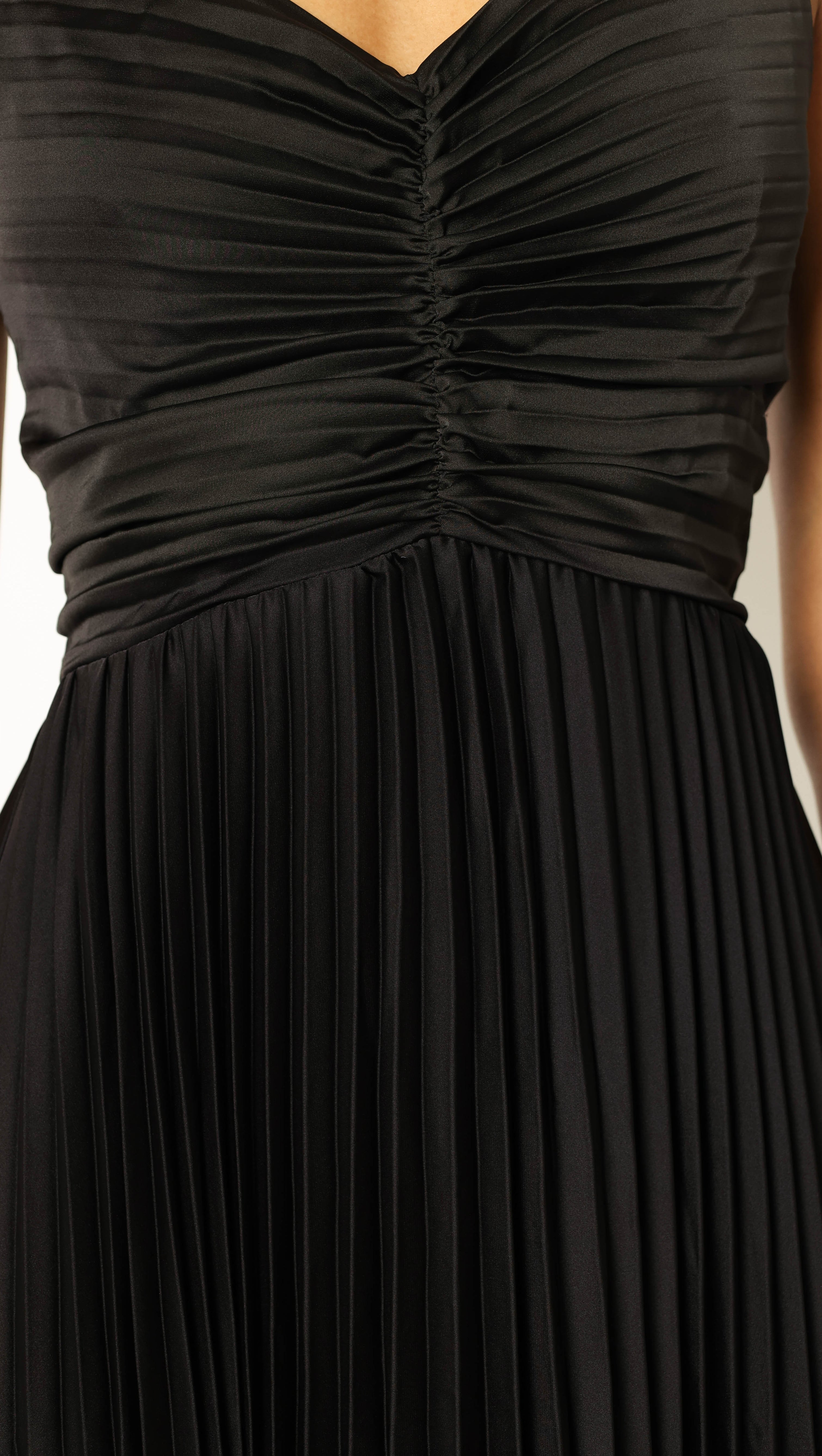 Plissiertes Maxikleid „Naira“ in Schwarz