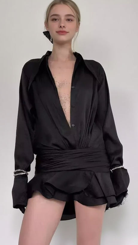 Ember gerafftes Rüschen-Minikleid – Schwarz